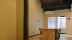 A room with tatami flooring, a wooden table, and a sliding shoji screen door. - Kyomachiya SEN Gojo-Ikkanmachi ANNEX (Kyoto)
