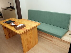 Vakantiehuis in Japanse stijl | Woonkamer | Flatscreentelevisie en vloerwarming