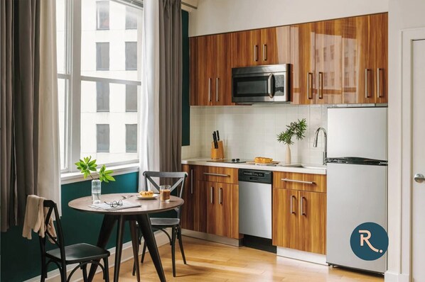 Een koelkast, een magnetron, een oven, een kookplaat