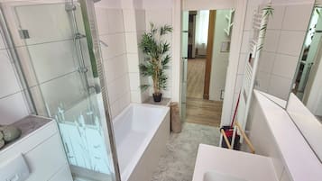 Handtücher, Seife, Toilettenpapier