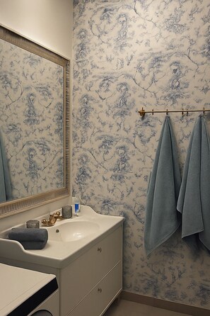 Shower, hair dryer, towels, soap - Cozy apartment in a central location (Wien)