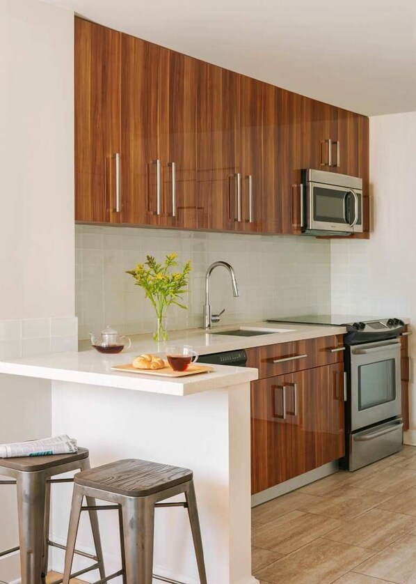 Refrigerador, microondas, horno y parrilla de estufa