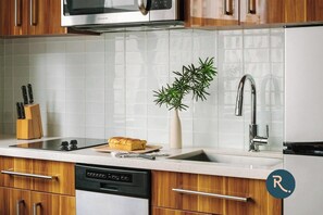 Réfrigérateur, micro-ondes, plaque de cuisson, lave-vaisselle
