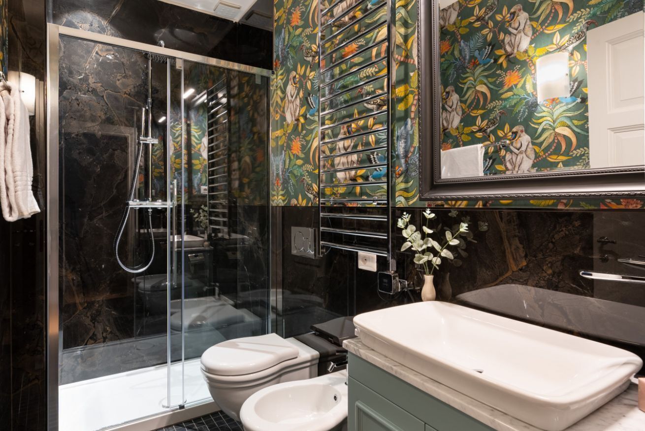 Shower, hair dryer, bidet, towels