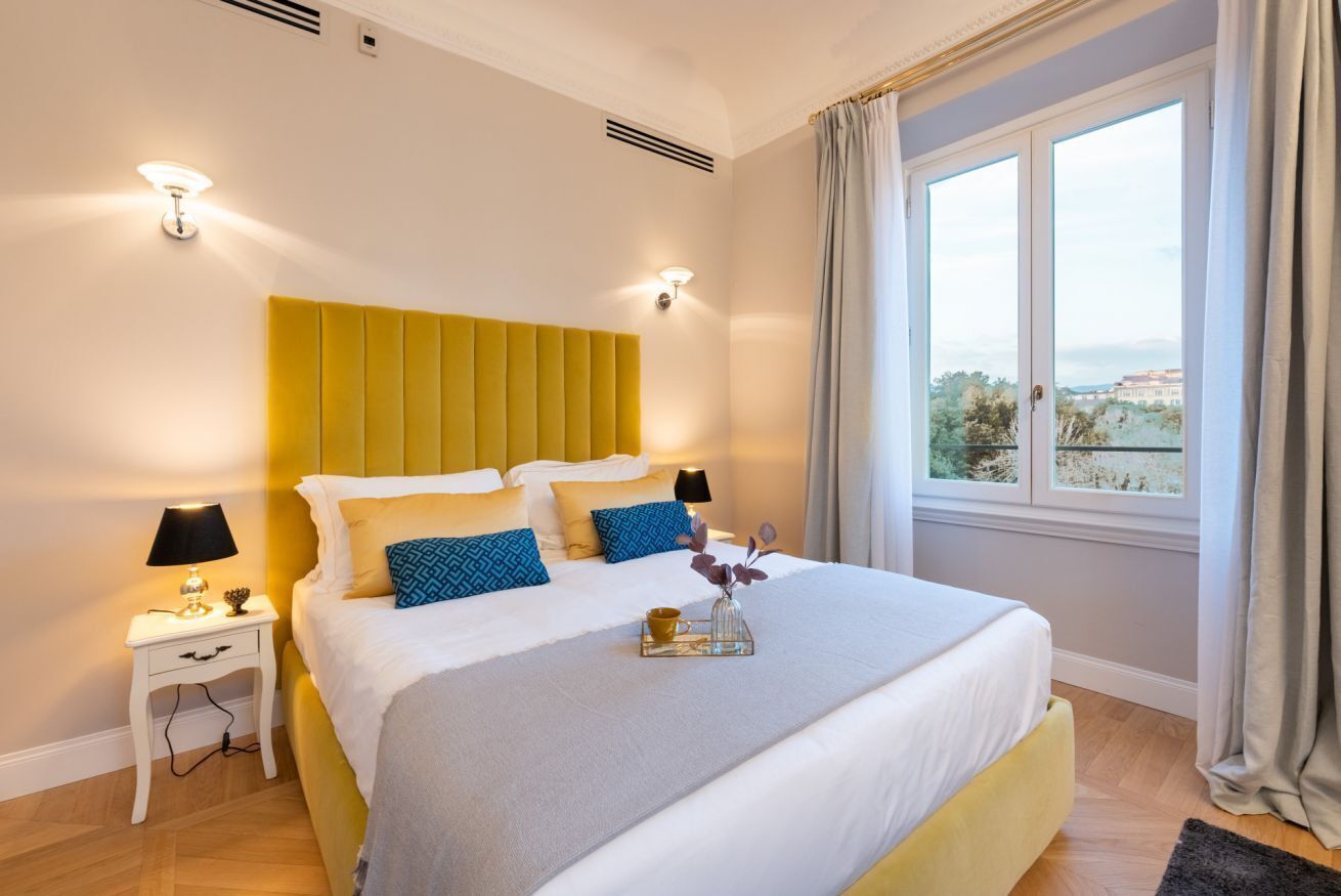 5 bedrooms, desk, iron/ironing board, WiFi