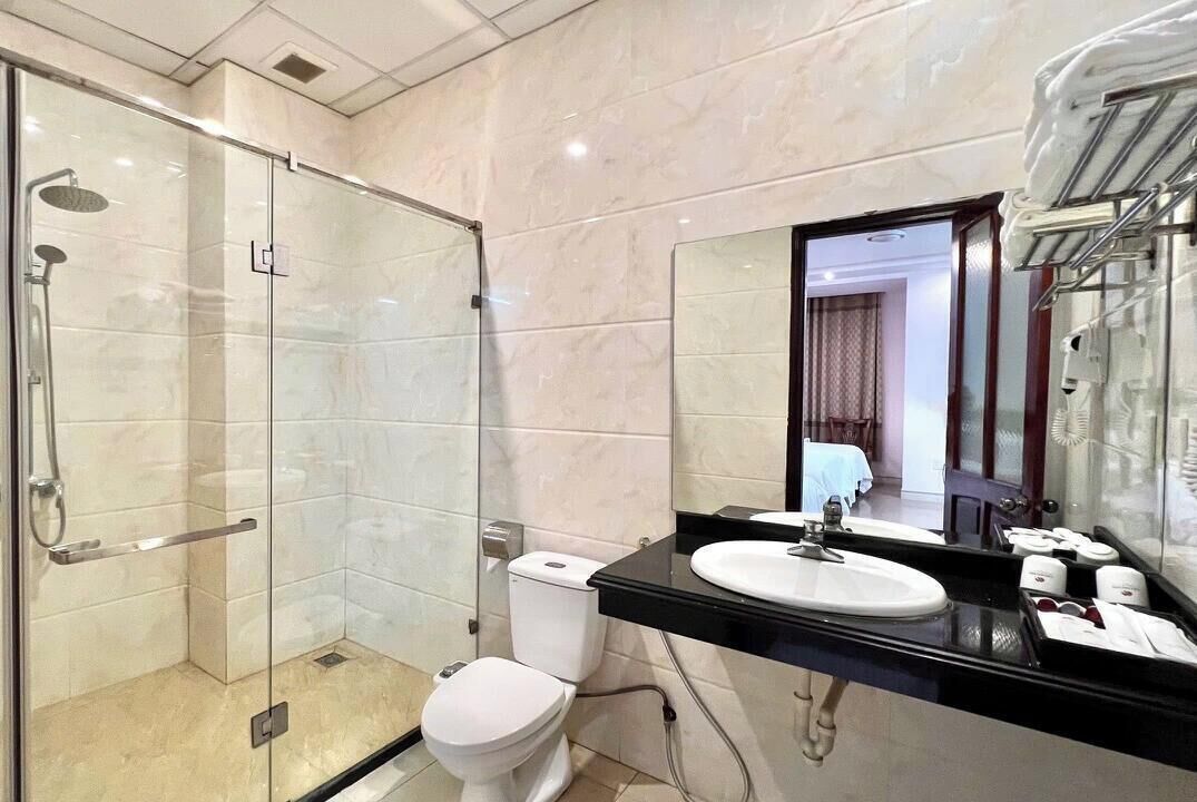Regadera, amenidades de baño gratuitas, secadora de cabello, pantuflas 