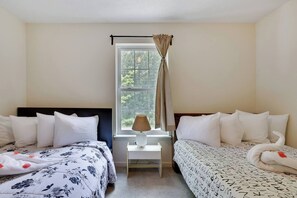 4 bedrooms, iron/ironing board, free WiFi, bed sheets