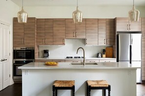 Réfrigérateur, micro-ondes, four, plaque de cuisson