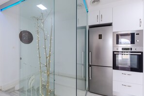 Microondas, lavavajillas, cafetera y tetera y utensilios de cocina 