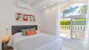 2 bedrooms, free cribs/infant beds, bed sheets