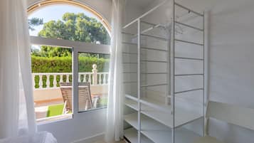 2 bedrooms, free cribs/infant beds, bed sheets