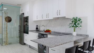 Microondas, lavavajillas, cafetera y tetera y utensilios de cocina