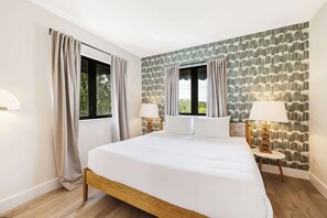 2 bedrooms, travel crib, WiFi, bed sheets - Roami at The Palace | 2 Bedroom | King (Miami)