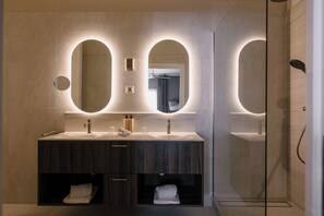 Residentie met twee slaapkamers | Banheiro | Chinelos 