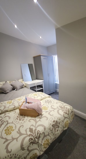 1 habitación, escritorio, tabla de planchar con plancha y wifi gratis