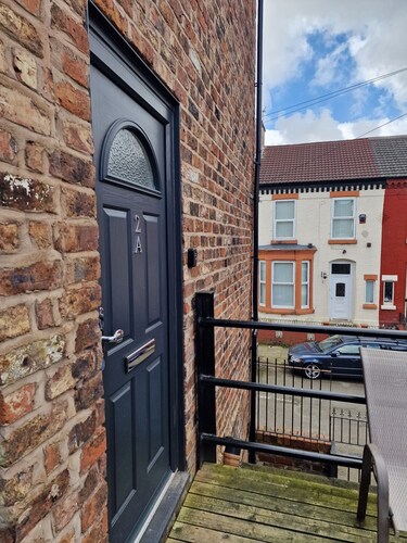Peaceful Private Room w/ Bath & Desk – Central Liverpool