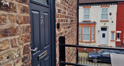 Peaceful Private Room w/ Bath & Desk – Central Liverpool