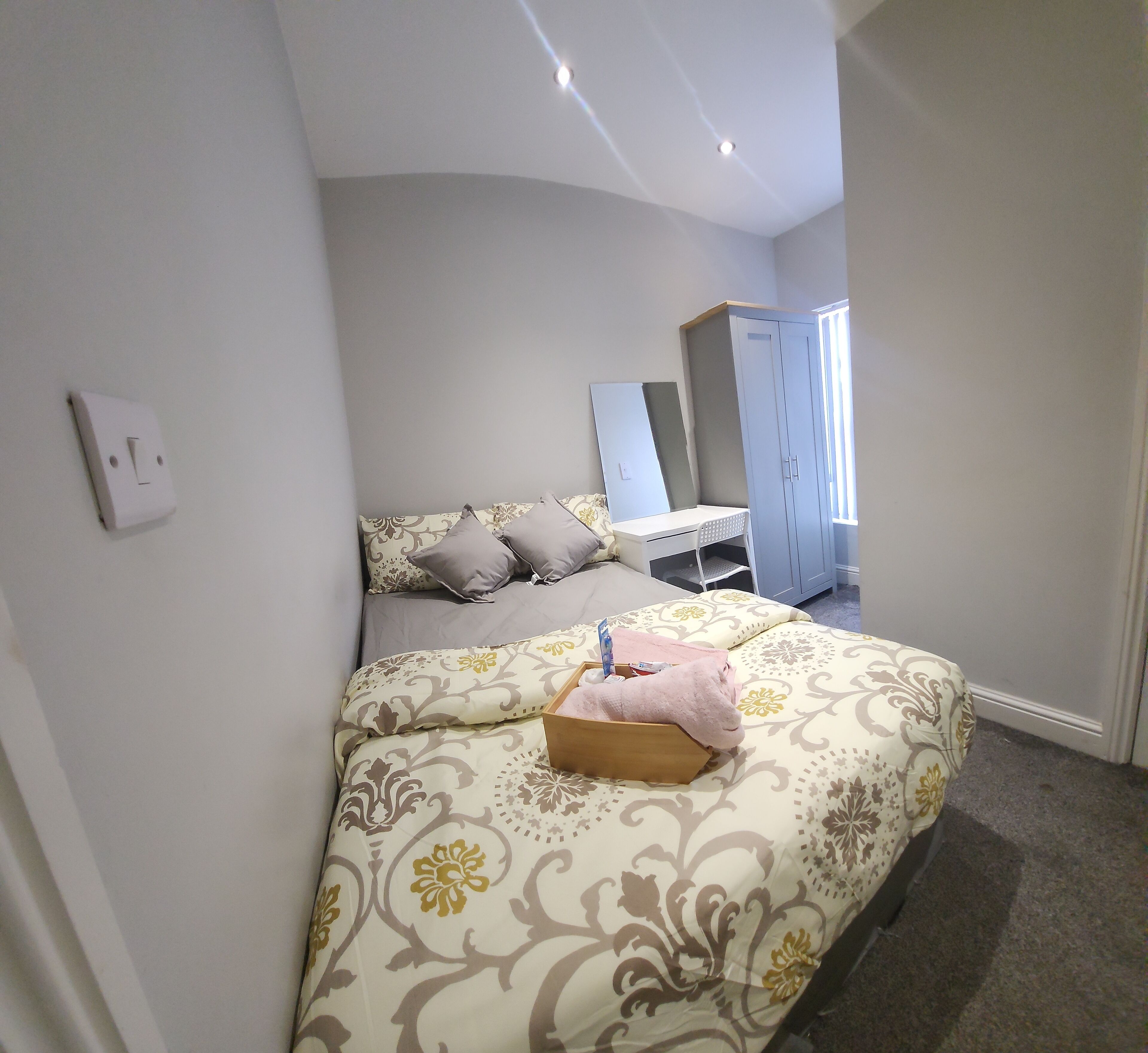 1 dormitorio, escritorio, tabla de planchar con plancha y wifi gratis