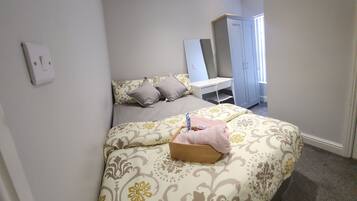 1 dormitorio, escritorio, tabla de planchar con plancha y wifi gratis