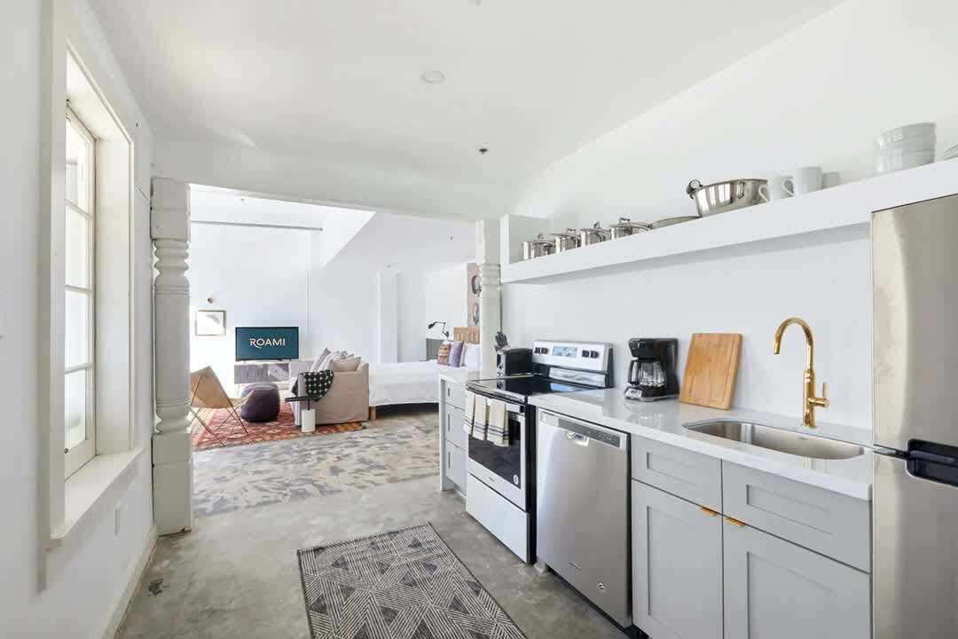 Kjøleskap, mikrobølgeovn, ovn og kokeplater