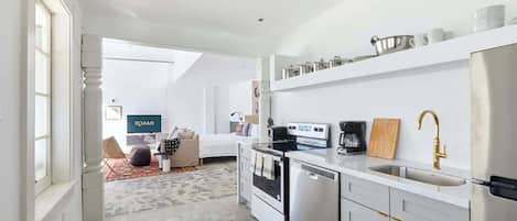 冷蔵庫、電子レンジ、オーブン、コンロ