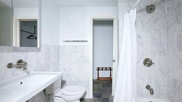 Douche, sĂšche-cheveux, serviettes fournies