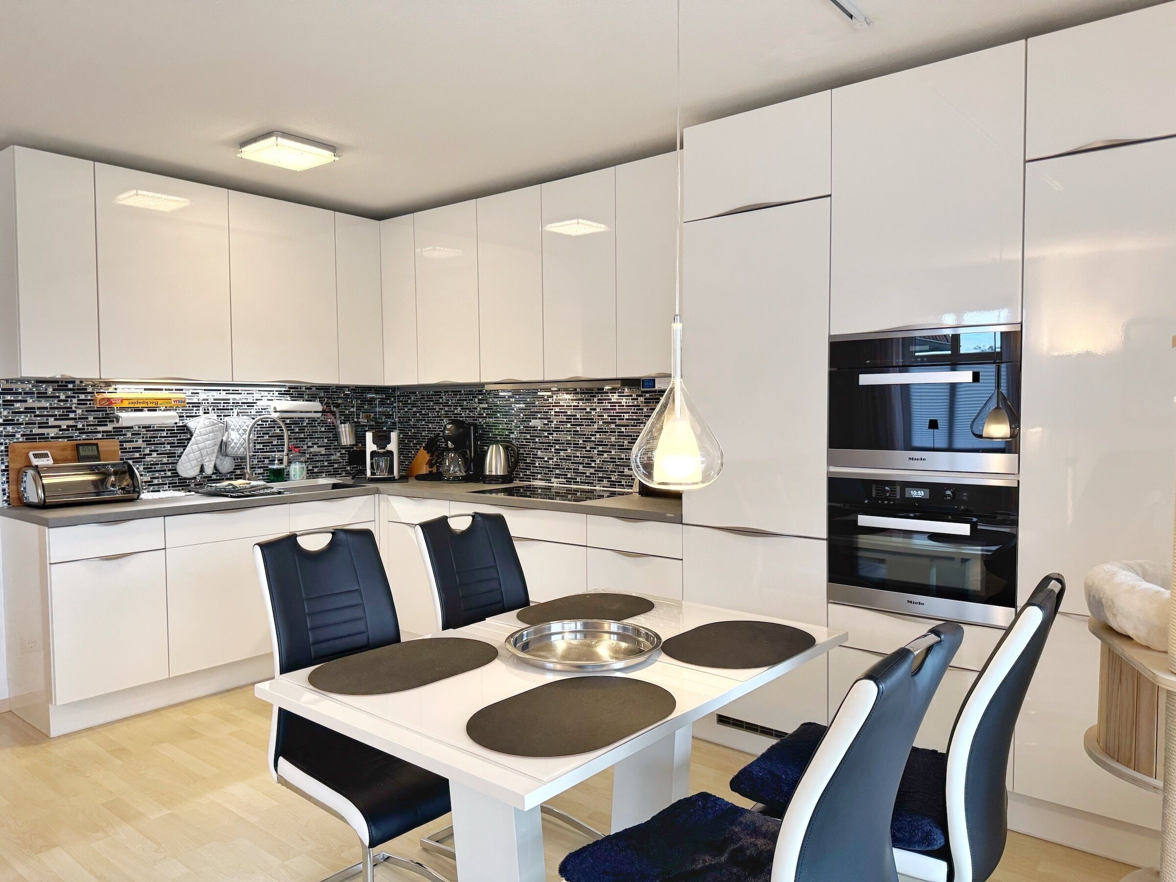 Geladeira, micro-ondas, fogão, cooktop