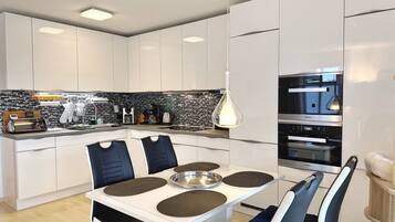 Geladeira, micro-ondas, fogão, cooktop