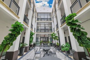 Outdoor dining - Roami at The Palace | 2 Bedroom | Queen (Miami)