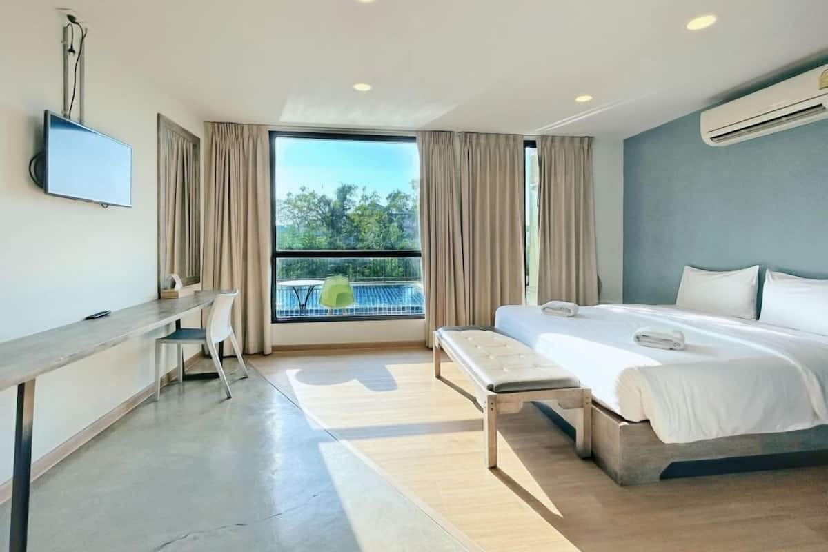 Deluxe Pool Access Room | In-room safe, desk, blackout drapes, free WiFi
