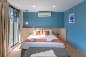 Deluxe Pool Access Room | ตู้นิรภัยในห้องพัก, โต๊ะทำงาน, ผ้าม่านกันแสง, Wi-Fi ฟรี