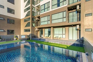 Una piscina al aire libre