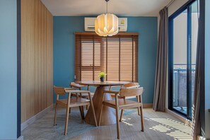 Deluxe Family Room | Living room | 32-inch LED TV with cable channels - Suntria Hotel Pattaya (Sattahip)