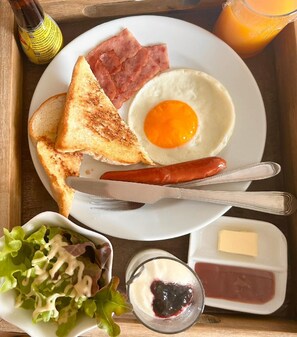 Desayuno con opciones de la cocina local diario (THB 150 por persona)