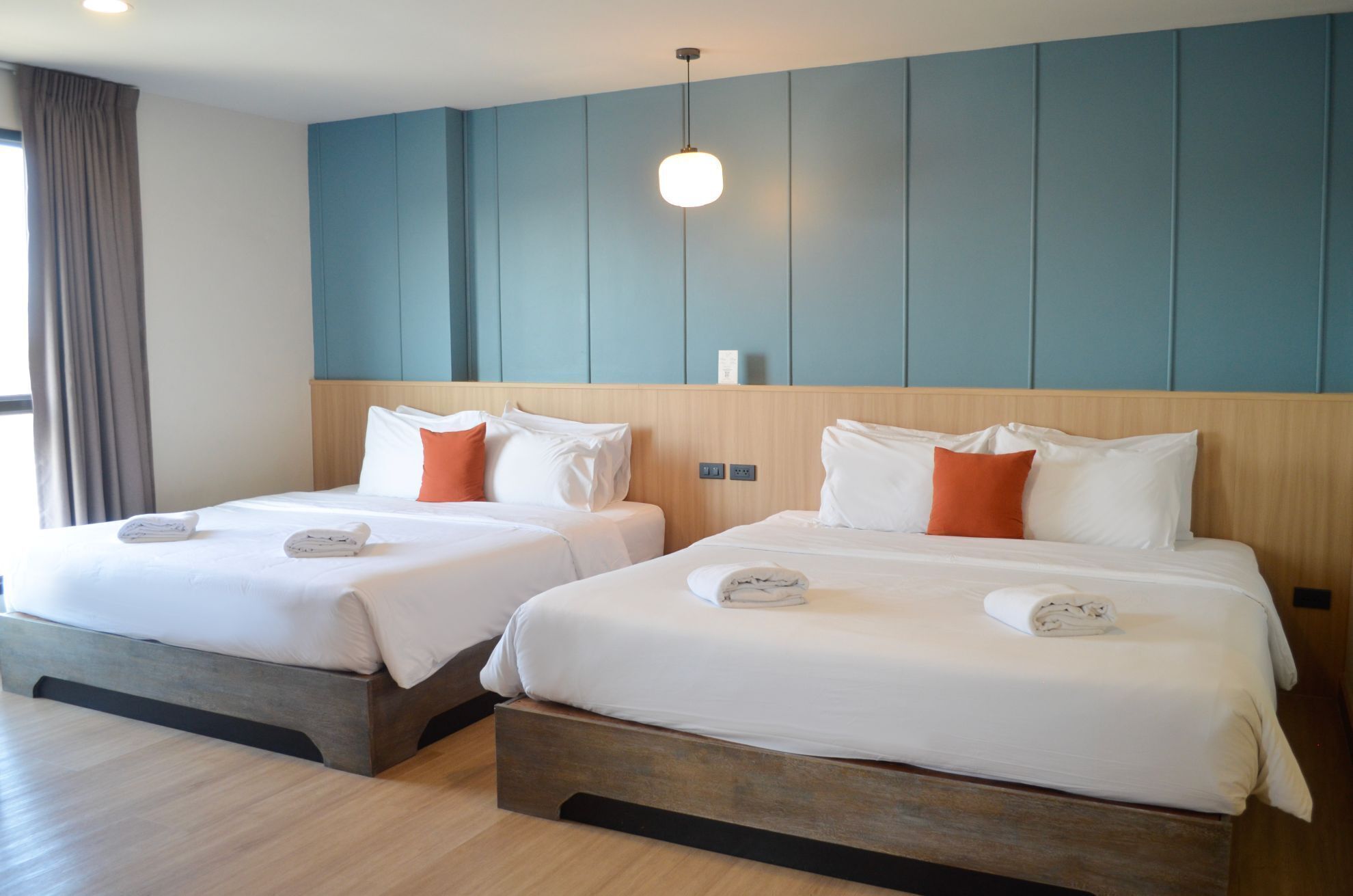 Caja de seguridad en la habitación, escritorio y cortinas blackout 