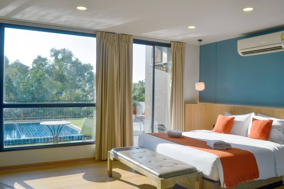 Caja de seguridad en la habitación, escritorio y cortinas blackout