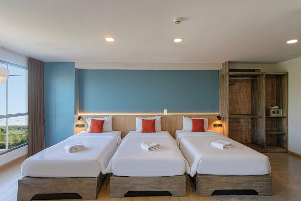 Caja de seguridad en la habitación, escritorio y cortinas blackout