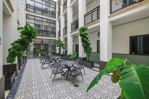 Outdoor dining - Roami at The Palace | 2 Bedroom | Queen (Miami)