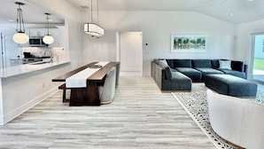 Un espacio moderno para vivir con cocina, comedor y zona de estar.