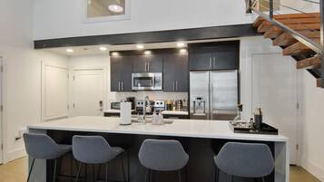 Kühlschrank, Mikrowelle, Herdplatte, Geschirrspüler