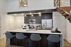 Kjøleskap, mikrobølgeovn, kokeplater og oppvaskmaskin