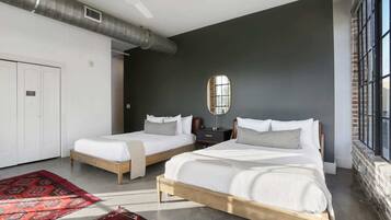 5 bedrooms, iron/ironing board, WiFi, bed sheets