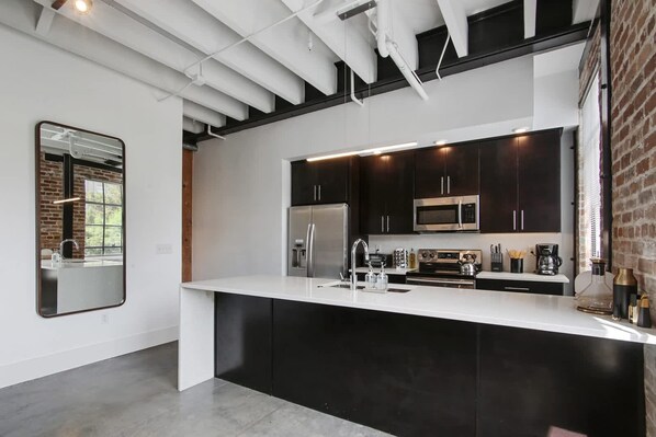 Fridge, microwave, stovetop, dishwasher