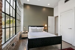 5 bedrooms, iron/ironing board, WiFi, bed sheets