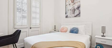 Tabla de planchar con plancha, wifi y ropa de cama