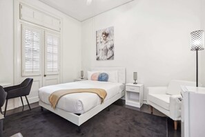 Tabla de planchar con plancha, wifi y ropa de cama