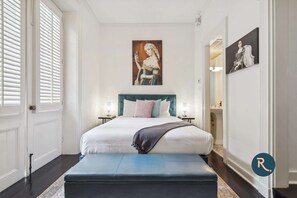 Tabla de planchar con plancha, wifi y ropa de cama 