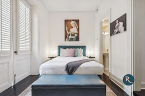 Tabla de planchar con plancha, wifi y ropa de cama