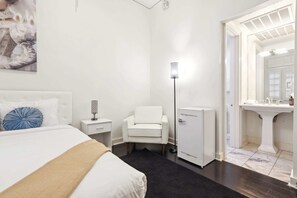 Een strijkplank/strijkijzer, wifi, beddengoed
