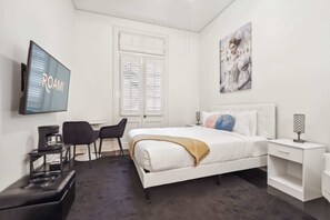 Tabla de planchar con plancha, wifi y ropa de cama 